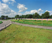 840570 Gezicht op het geluidsscherm langs de Waterlinieweg te Utrecht, bij de oprit richting 'Ring Utrecht - Centrum - ...